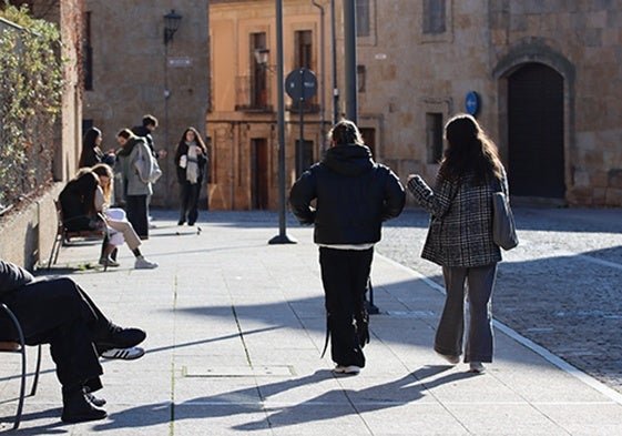 Estudiantes paseando por el casco histórico de la ciudad.