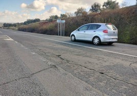 El agrietamiento del firme es uno de los principales problemas de la vía, tanto en zona urbana como en el exterior.