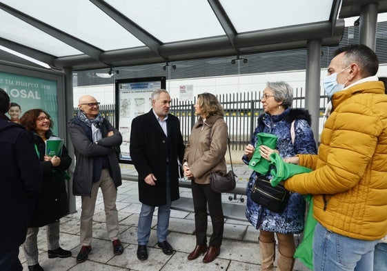 El presidente de AECC de Salamanca, Ángel Losada, junto a la concejala de Salud Pública Vega Villar.