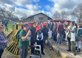 Imagen de las intervenciones antes de comenzar el recorrido de la manifestación hasta la plaza de La Corredera en Hervás