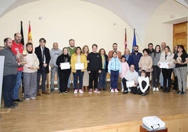 Los ganadores en las diferentes categorías junto con las autoridades al final de la gala