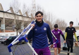 Curro Muñoz carga con una de las 'mini' porterías que emplea el Salamanca UDS en sus entrenamientos.