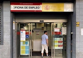 Un hombre entra a la oficina de empleo de Acacias, Madrid. |