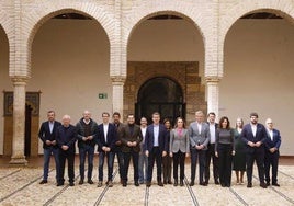 El presidente del PP, Alberto Núñez Feijóo, preside la foto de familia en Córdoba, 2024. |