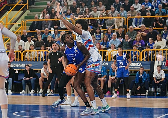 Koné intenta hacerse hueco en la pintura visitante ante Tunstull.