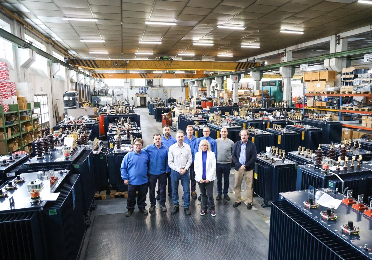 Imagen principal - Parte del equipo de Transformadores Gedelsa junto a Mar Olmedo y su hermano Eduardo Olmedo, ambos directivos.