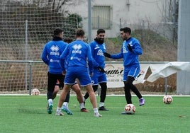 Moreno abre los brazos en medio de un rondo, en una sesión de entrenamiento de Unionistas.