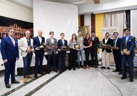 Foto de familia de los premiados y miembros de Albero Charro.