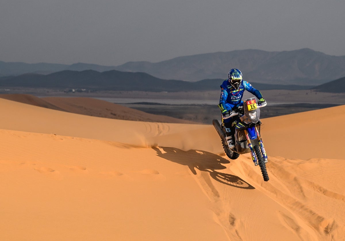 El piloto salmantino Lorenzo Santolino durante la séptima etapa del Dakar.