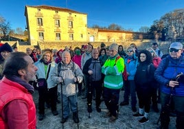 Imagen de la visita guiada al jardín renacentista de El Bosque de Béjar por parte de los participantes en la ruta previa a la jornada de los Huevos Fritos