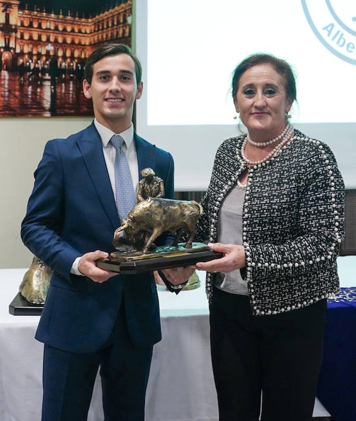 Imagen secundaria 2 - Rosa González y Javier Rodríguez, viuda e hijo del llorado e inolvidable Lorenzo Rodríguez, Borja Jiménez e Ismael Martín recogieron los trofeos de manos de Rafa Martín, Eduardo Ruiz y Maite Montes.