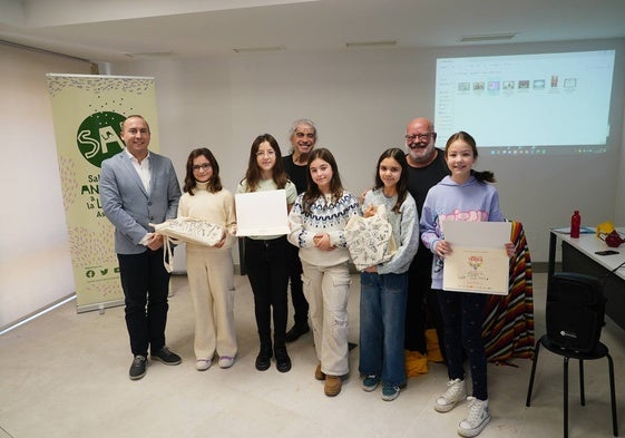 El concejal de Educación, Luis Sánchez Arévalo (izda.), junto a los premiados del concurso.