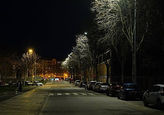 La calle Sicilia, este domingo, escasamente iluminada.