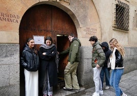 Un grupo de estudiantes entrando a la biblioteca para estudiar para los exámenes.