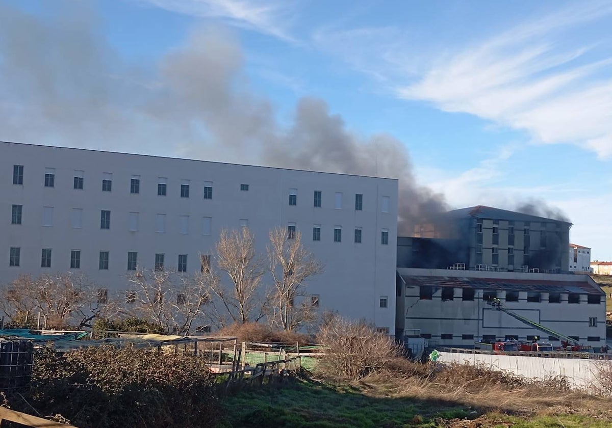 Así ha sido el incendio en una conocida empresa jamonera de Guijuelo