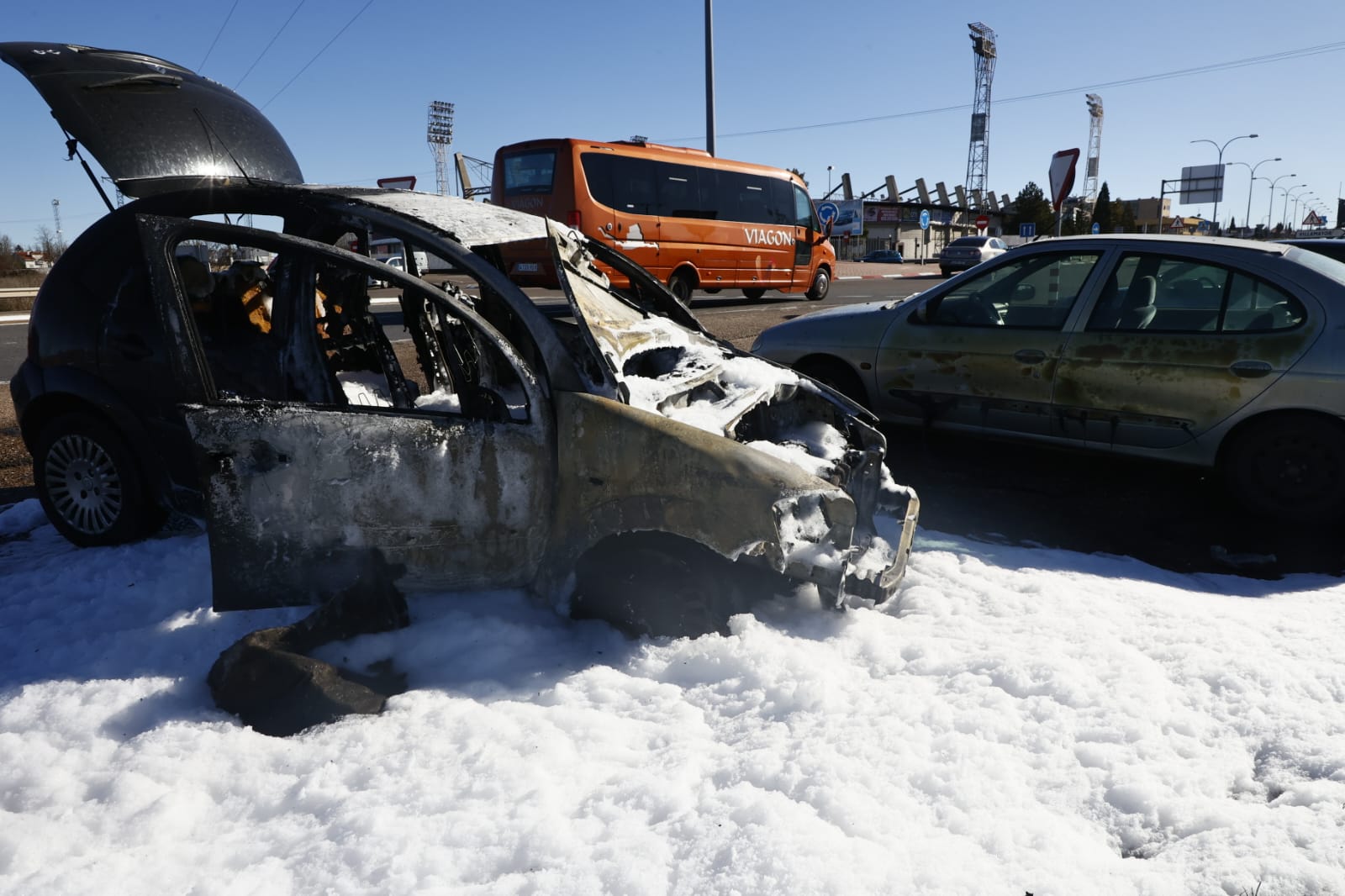 Así ha quedado el coche incendiado en la rotonda del Helmántico