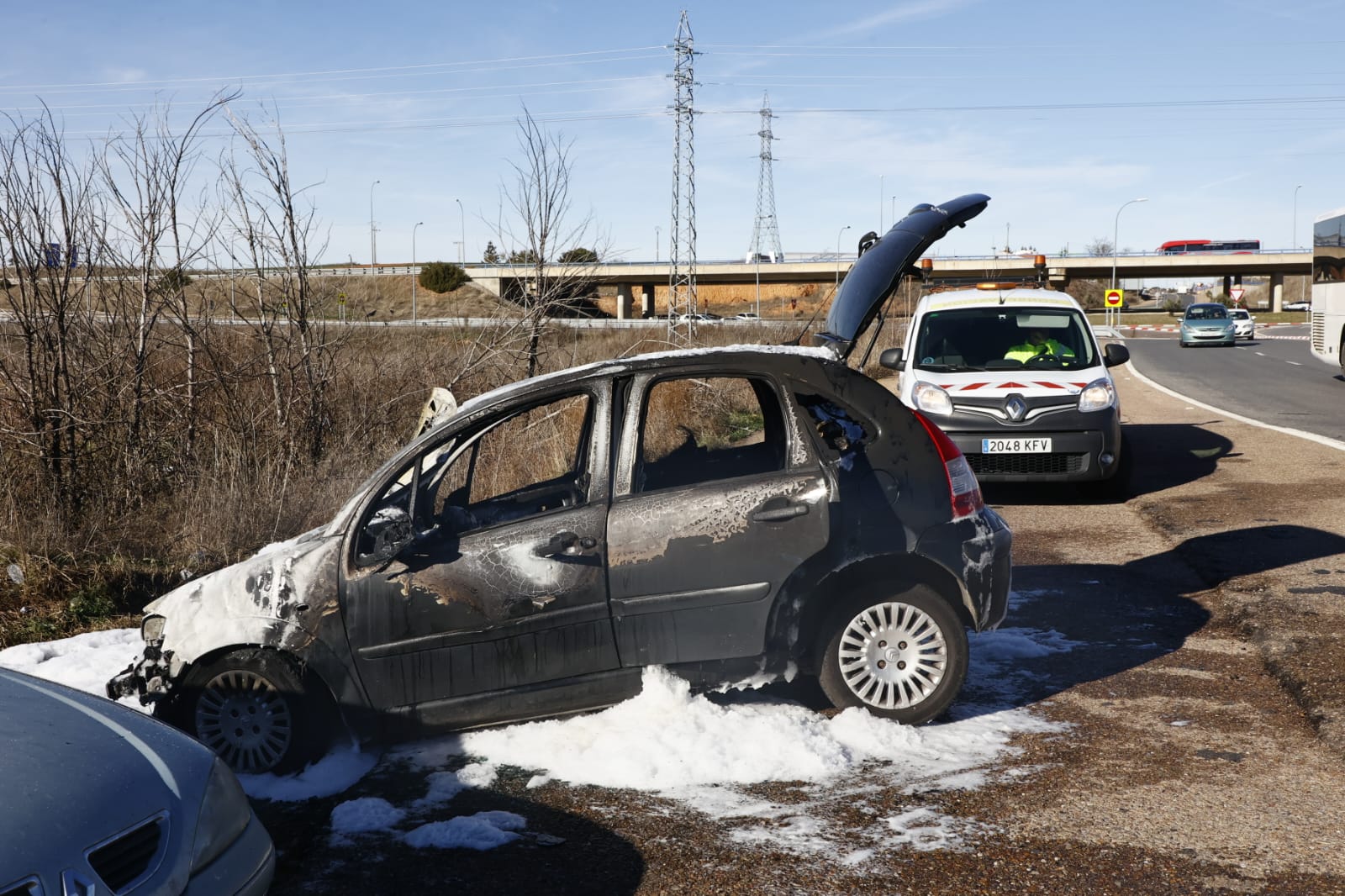 Así ha quedado el coche incendiado en la rotonda del Helmántico