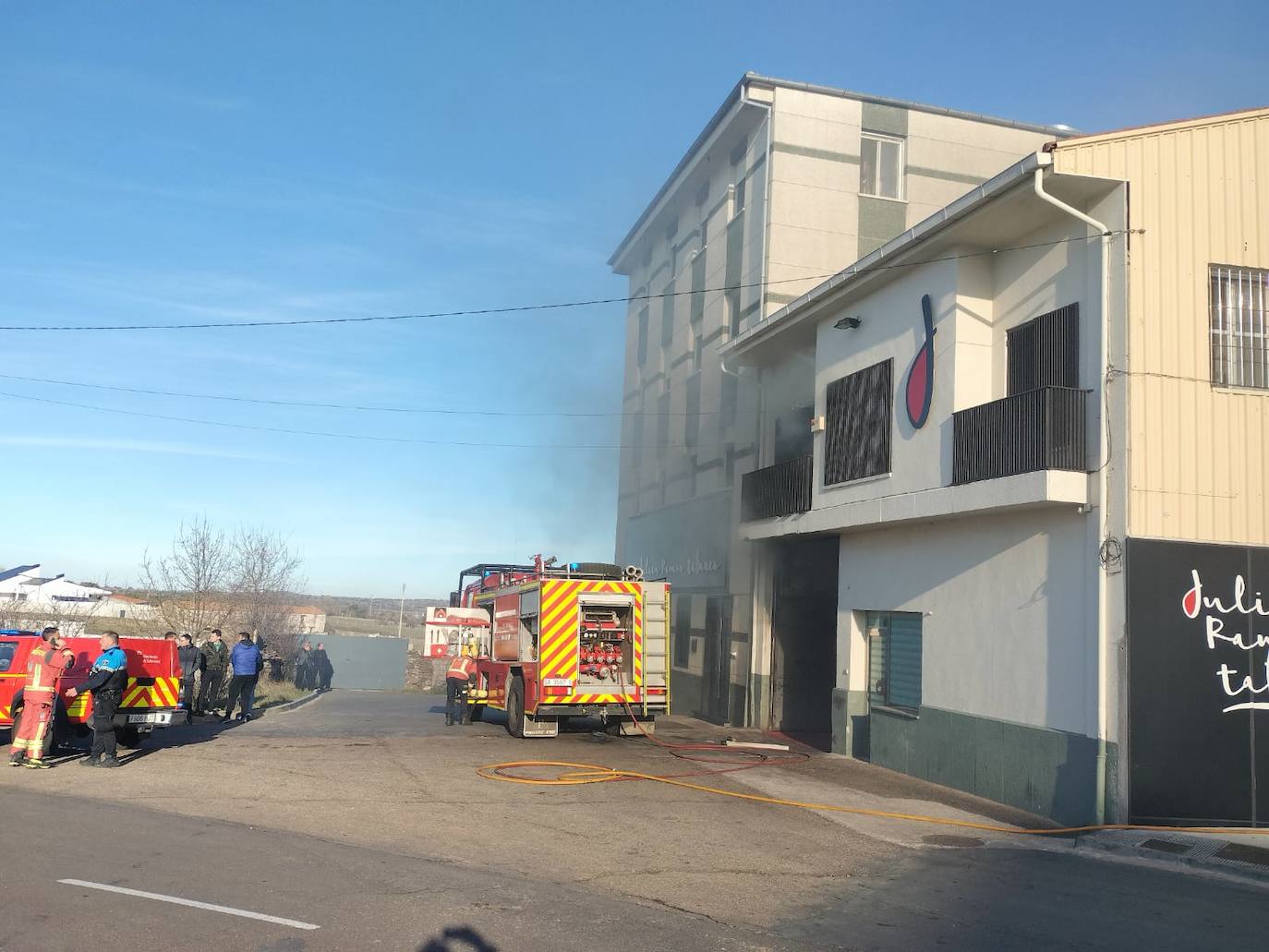 Así ha sido el incendio en una conocida empresa jamonera de Guijuelo