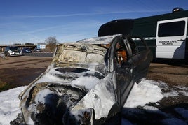 Imagen del coche afectado por las llamas tras ser apagado el incendio que lo consumía