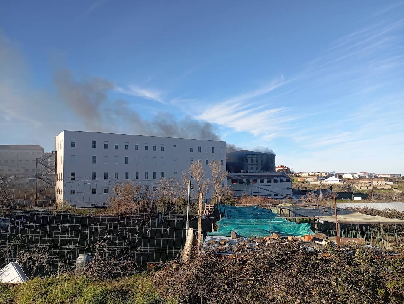 Así ha sido el incendio en una conocida empresa jamonera de Guijuelo