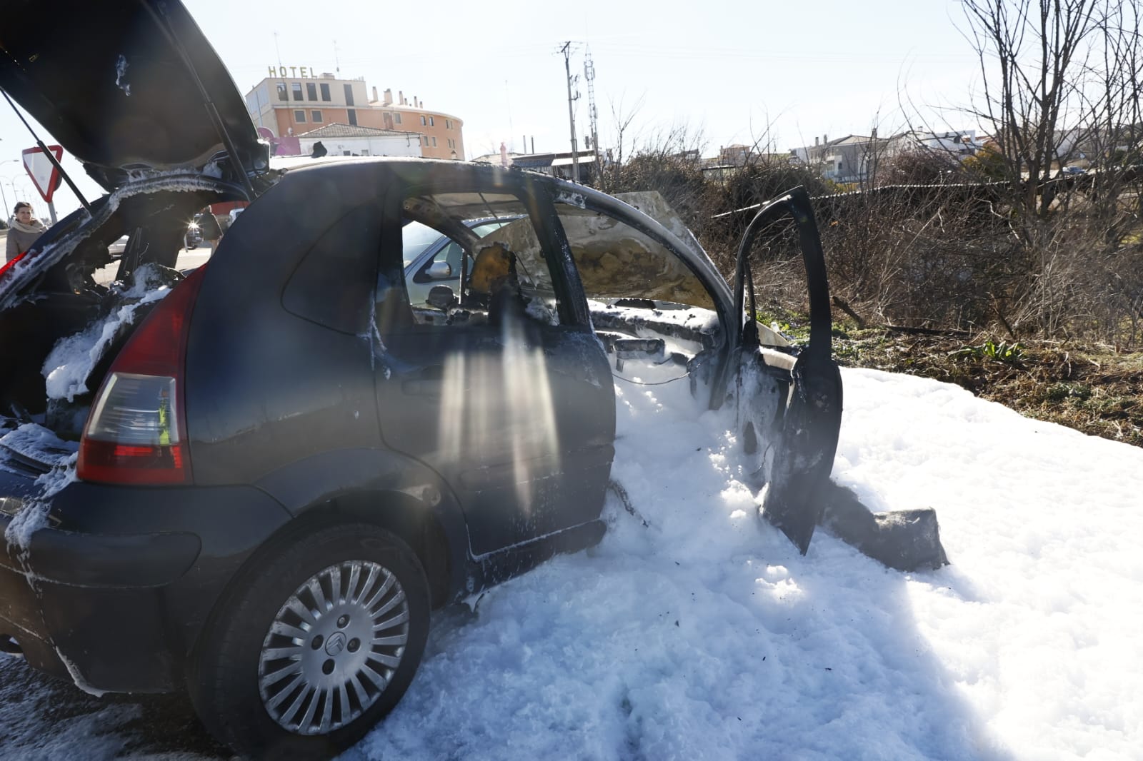 Así ha quedado el coche incendiado en la rotonda del Helmántico