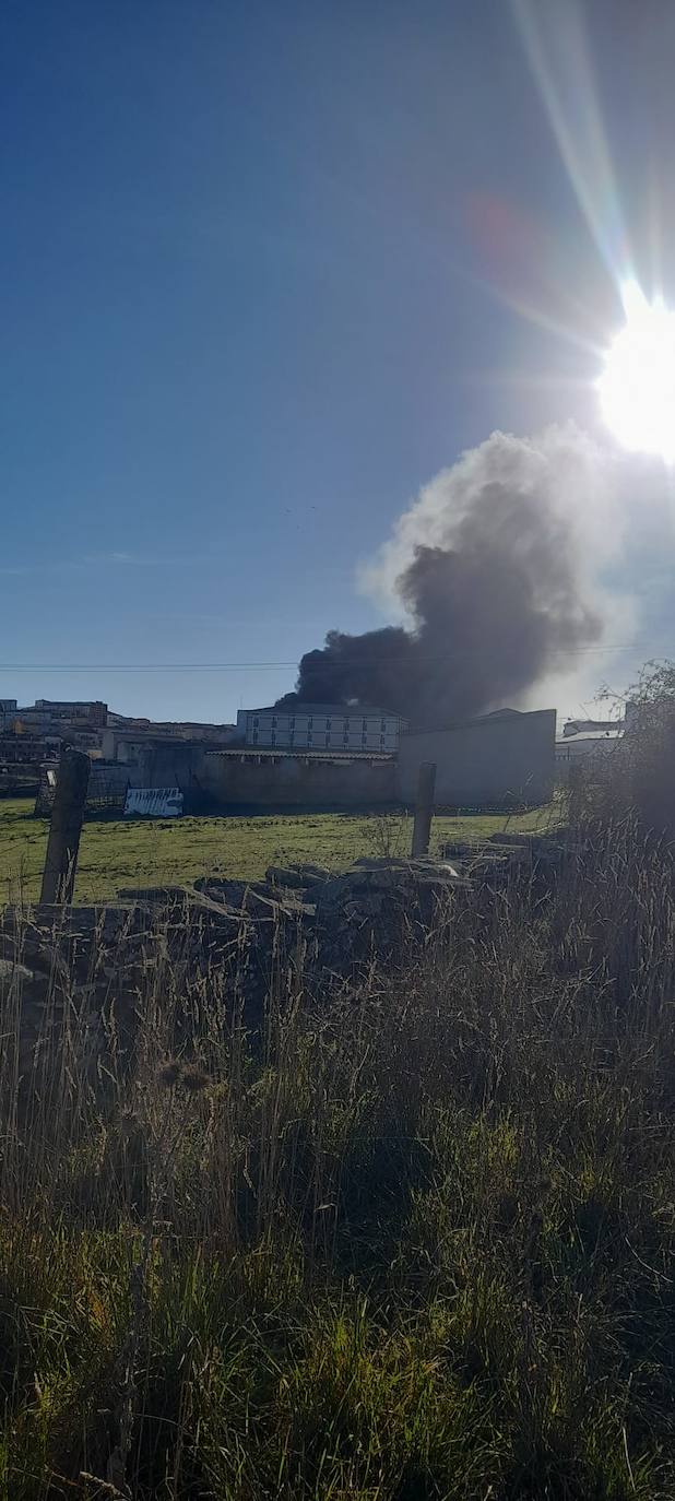 Así ha sido el incendio en una conocida empresa jamonera de Guijuelo