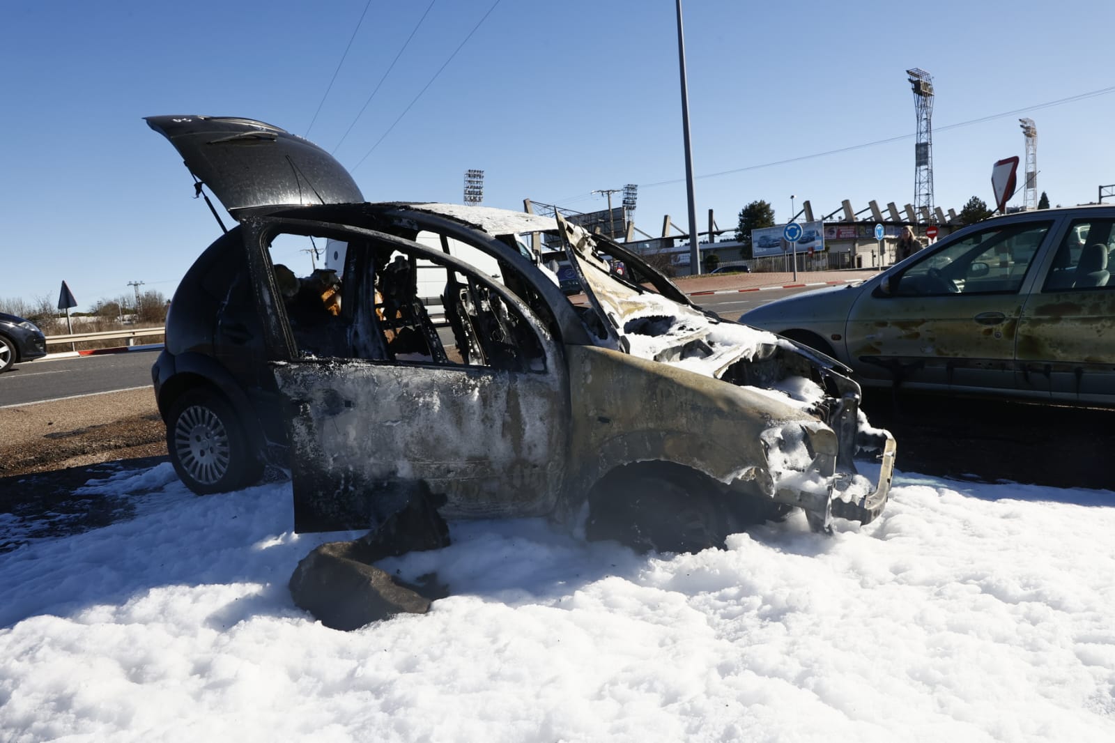 Así ha quedado el coche incendiado en la rotonda del Helmántico