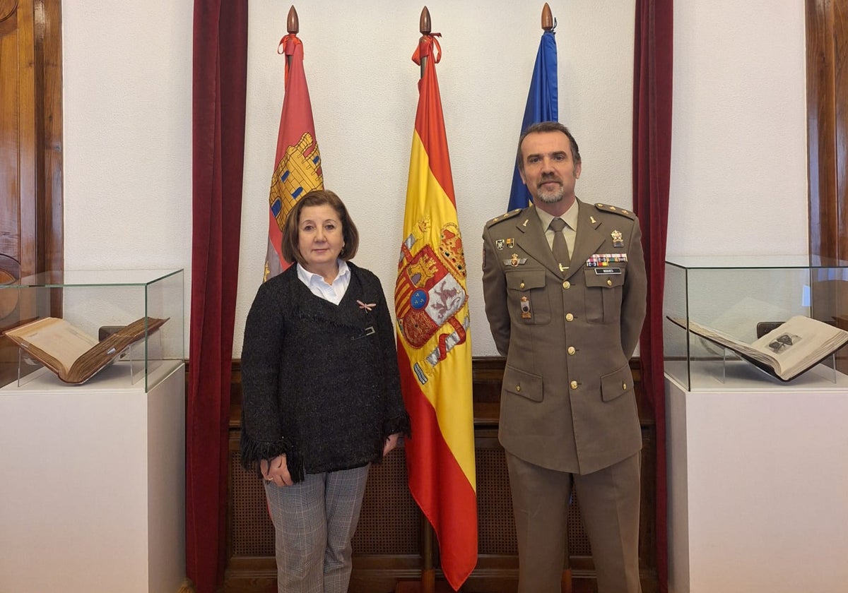 La subdelegada del Gobierno en Salamanca, Rosa López y el teniente coronel Óscar Javier Nogués Santaló, nuevo jefe del REI 11.