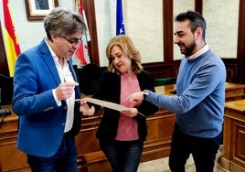 El alcalde, Luis Francisco Martín, y los concejales de Cultura y Festejos, Purificación Pozo y Javier Hernández, esta mañana en el Ayuntamiento de Béjar.