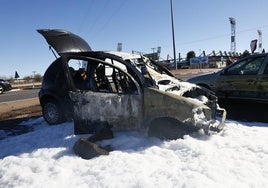 Así ha quedado el vehículo afectado después de que los Bomberos hayan extinguido las llamas.