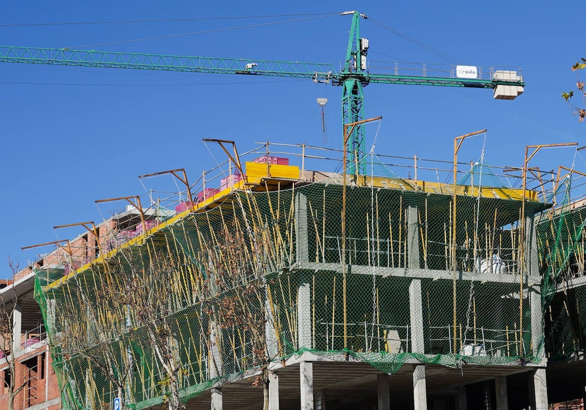 Un edificio de viviendas en construcción.