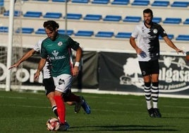 Mancebo conduce el cuero ante la mirada de De la Nava.