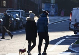 Una pareja se cobija del frío en la mañana de este lunes en Salamanca.