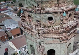 Mal estado en la torre de la Iglesia parroquial de San Andrés.