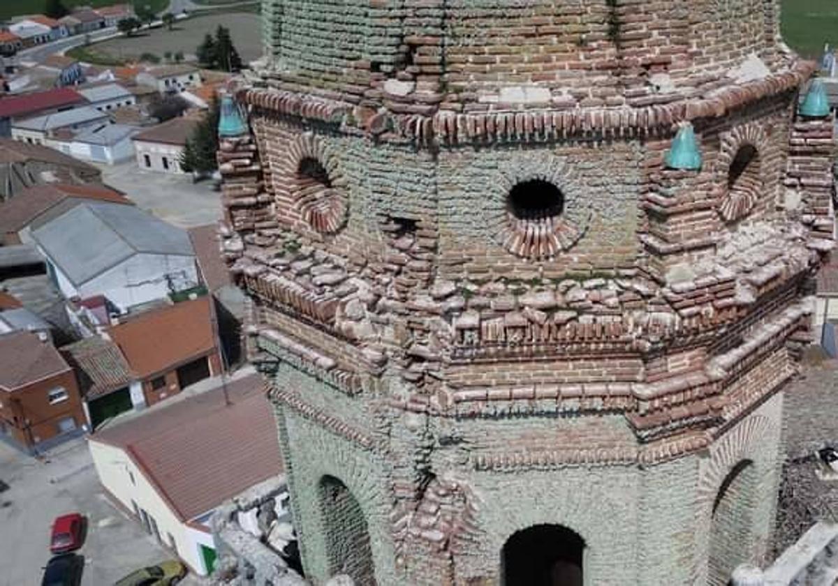 Mal estado en la torre de la Iglesia parroquial de San Andrés.