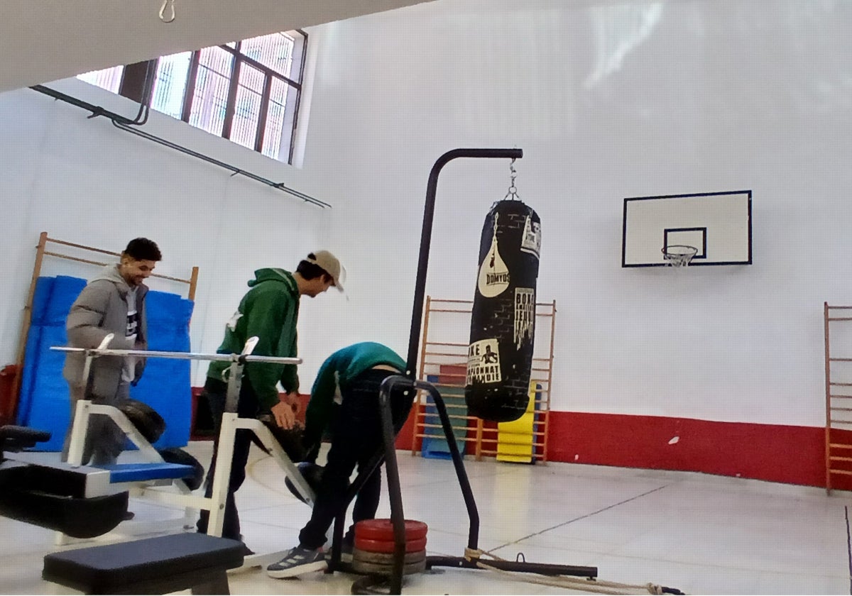 Imagen de varios alumnos en el gimnasio existente en la Escuela de Ingenieros de Béjar.