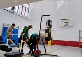 Imagen de varios alumnos en el gimnasio existente en la Escuela de Ingenieros de Béjar.