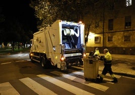 Operarios del servicio municipal de recogida de basuras, durante su jornada laboral.