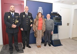 Carlos Miguel Hernández, Claudio Díaz, Rosa López y Javier Muñiz junto al punto inaugurado