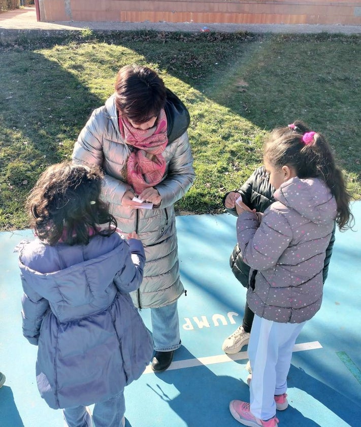 Imagen secundaria 2 - Diferentes momentos de la actividad celebrada en el patrio del Miguel de Cervantes.