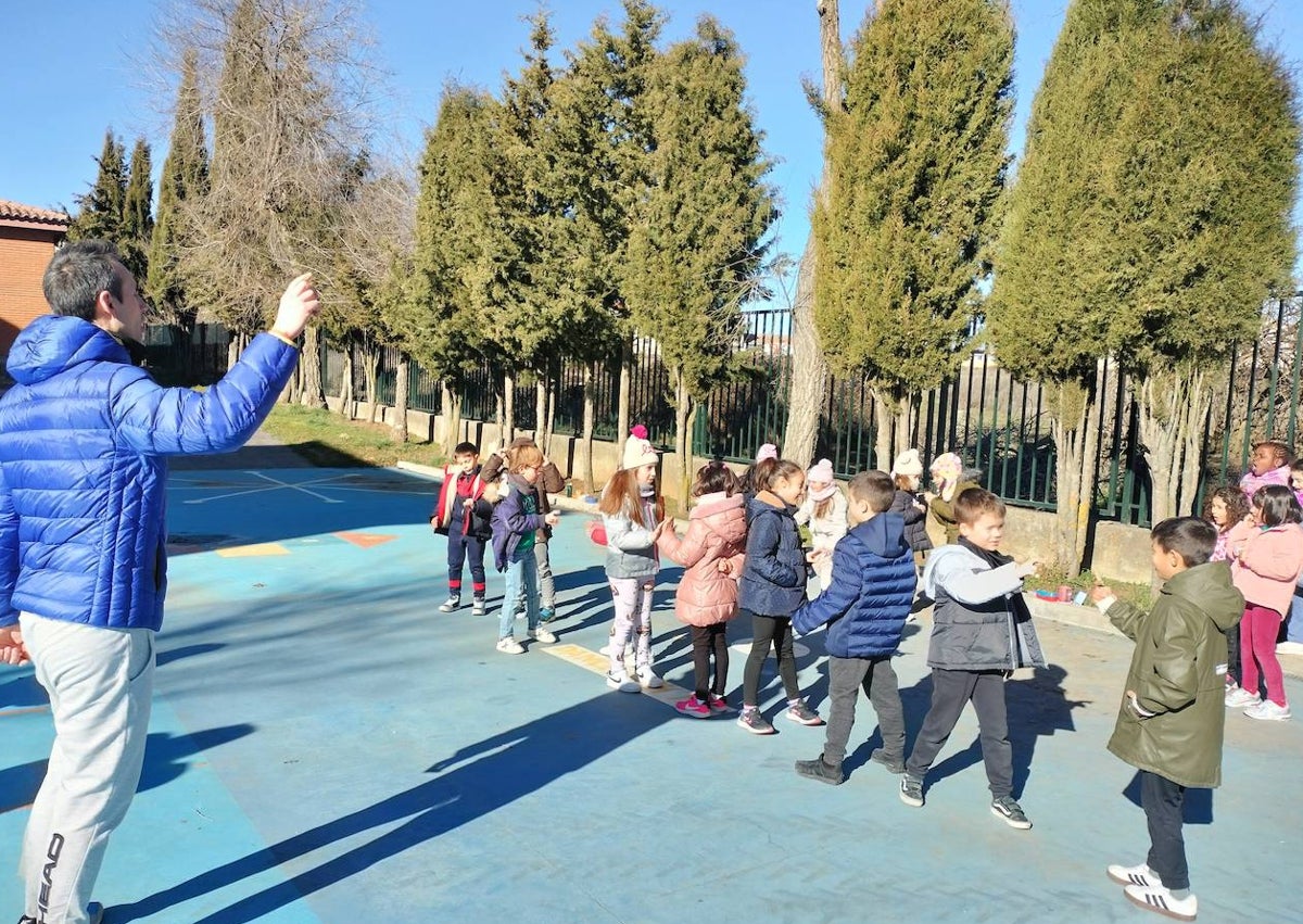 Imagen secundaria 1 - Diferentes momentos de la actividad celebrada en el patrio del Miguel de Cervantes.