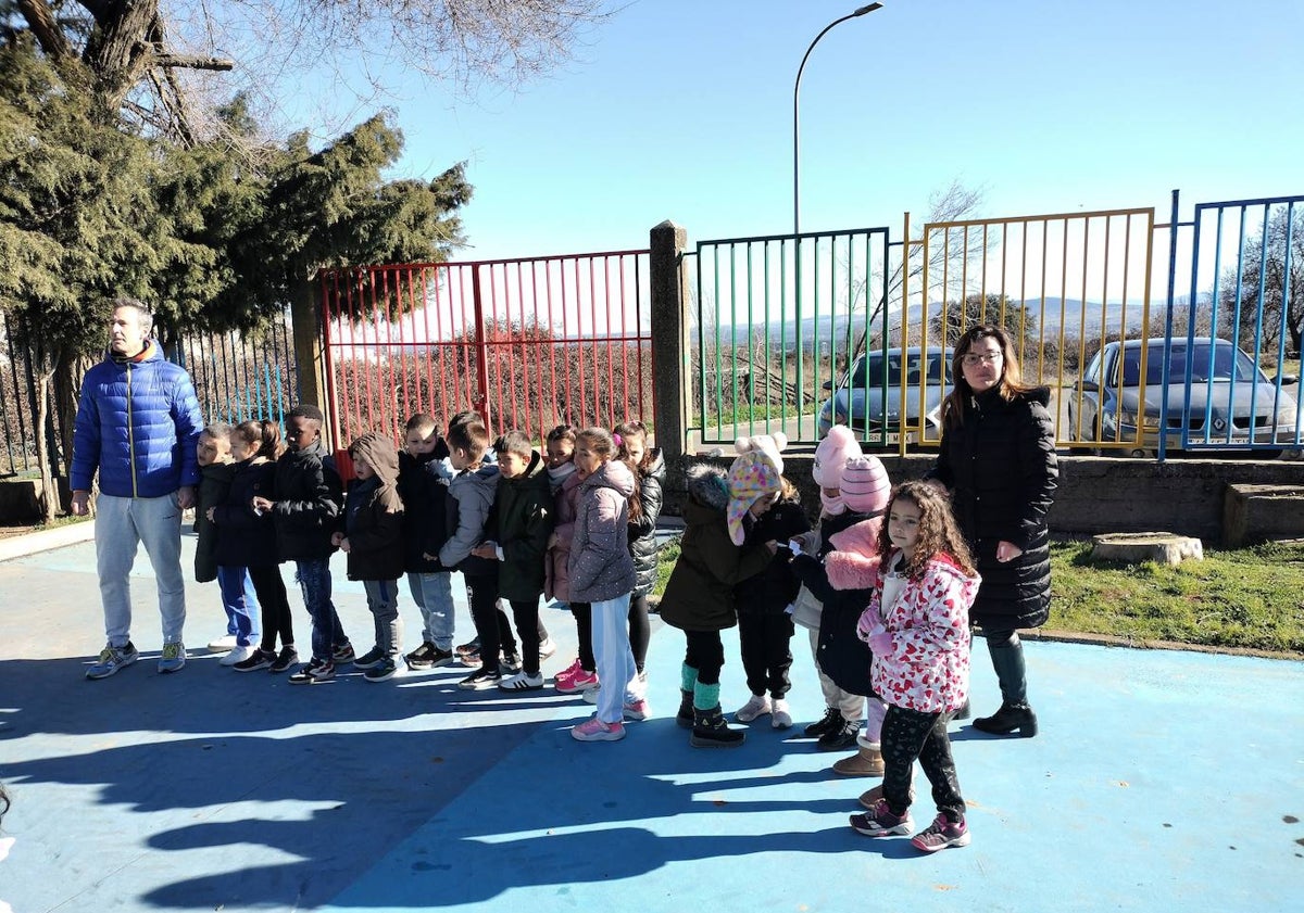 Imagen principal - Diferentes momentos de la actividad celebrada en el patrio del Miguel de Cervantes.