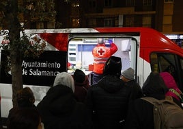 Unidad de Emergencia Social de Cruz Roja atendiendo a personas sin hogar.