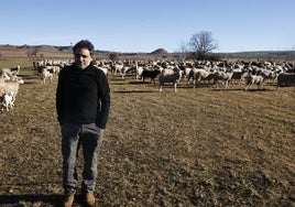 Ventura Rodríguez, con parte de sus ovejas al fondo.