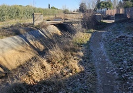 El punto alternativo para la nueva pasarela, en la carretera de Alba que propone el PSOE de Carbajosa.