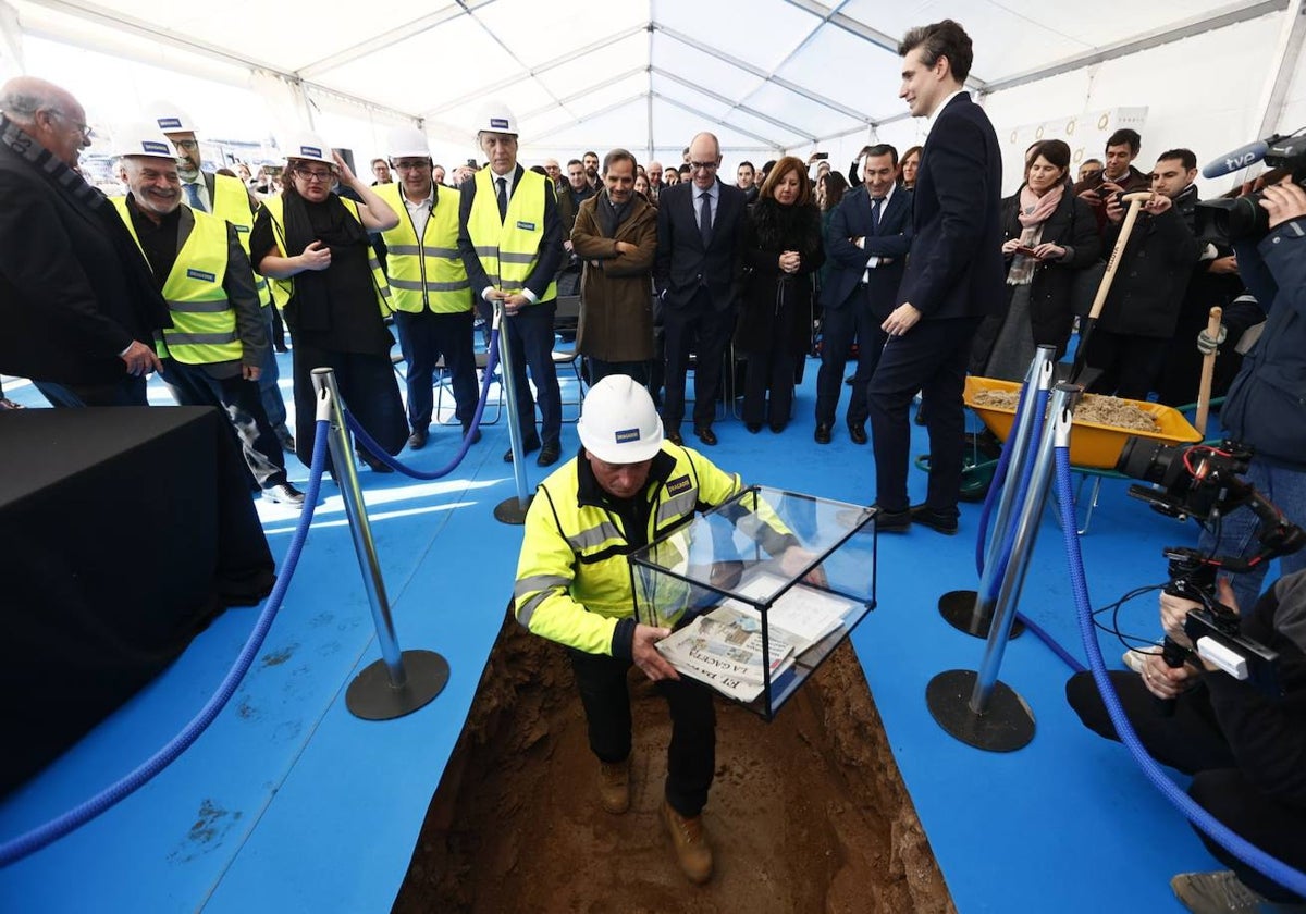 Un operario introduce la urna del acto de colocación de la primera piedra de la macrofactoría de Tebrio en Peña Alta.