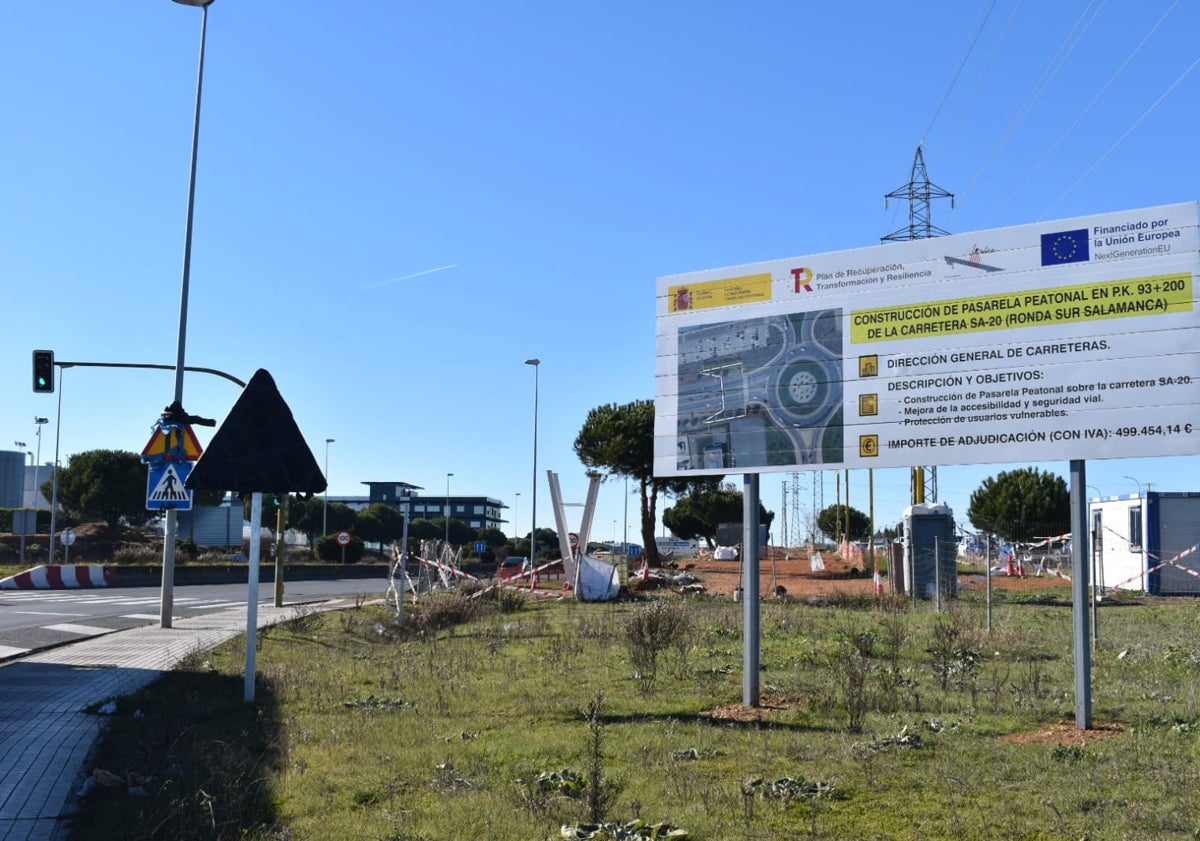 Imagen principal - Estado actual de las obras de la pasarela sobre la SA-20 para comunicar dos polígonos industriales en Carbajosa de la Sagrada