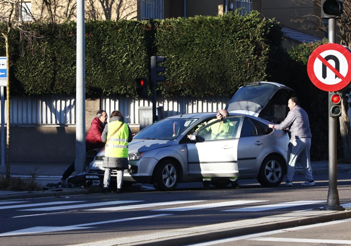 Coche se empotra contra una farola en la zona de La Salle.