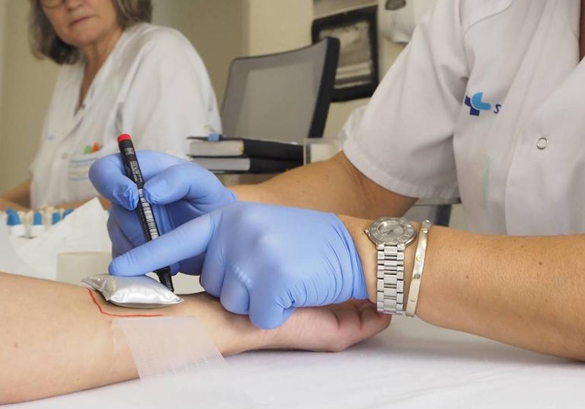 Una paciente se somete a un test de alergia al frío en el Hospital de Salamanca.