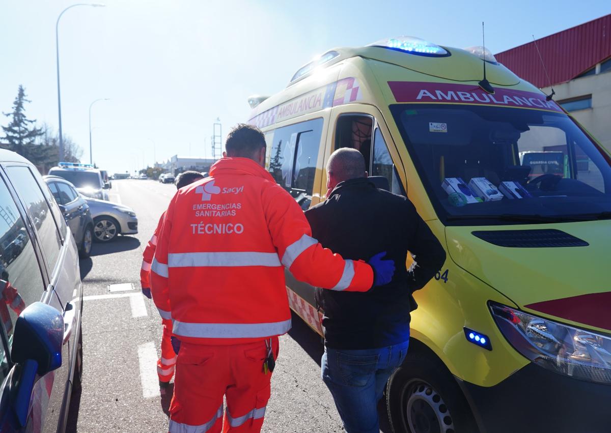 Imagen secundaria 1 - Herido en una colisión entre una furgoneta de reparto y un coche en el Polígono Industrial El Montalvo II